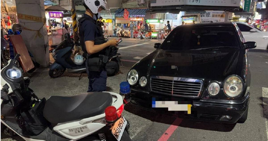 22歲陳姓男子7日深夜在高雄三民區熱河一街附近買餐點，但他開著無牌車又違停，路人郭姓男子看見隨即報案。（圖／警方提供）