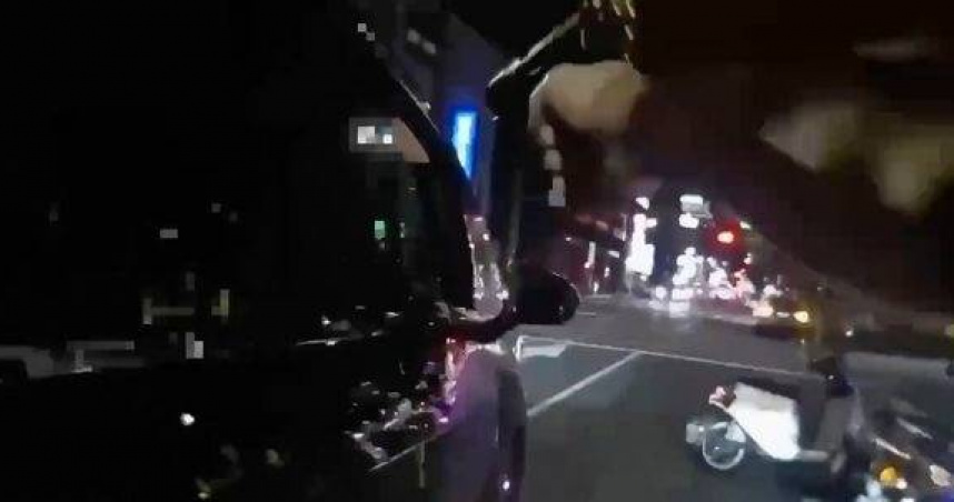 駕駛拒查證件怒踩油門險撞警遭拔槍喝止。（ 圖／翻攝畫面）