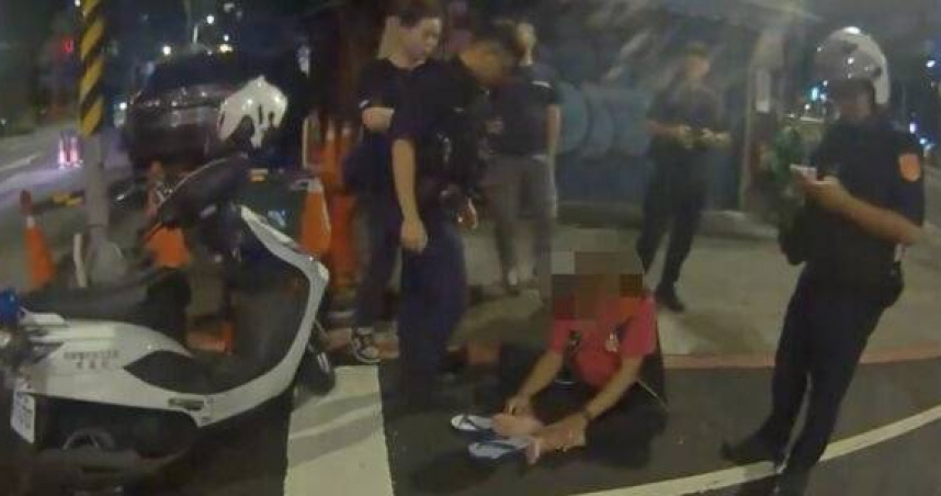 3男當街互毆還上演圍毆戲碼。( 圖/翻攝畫面)