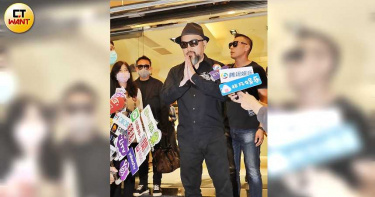 國標女王驟逝/辛龍現身靈堂神情憔悴 雙手合十快步離去