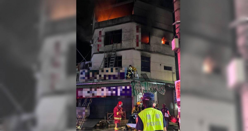 高雄市美濃區8日晚間近8時發生住宅火警，中正路一段11號旁一棟4層樓民宅突起火燃燒，54歲邱姓男子發現住家起火後立即報案，並因火勢迅速蔓延受困於3樓陽台等待救援，消防局接獲報案後，派出11輛消防車、23名前往搶救，火勢於晚間8時50分控制，目前仍在持續撲滅中。（圖／警消提供）