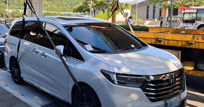 男子積欠多筆違規罰款遭士林分署拖吊其愛車。（圖／士林分署提供）