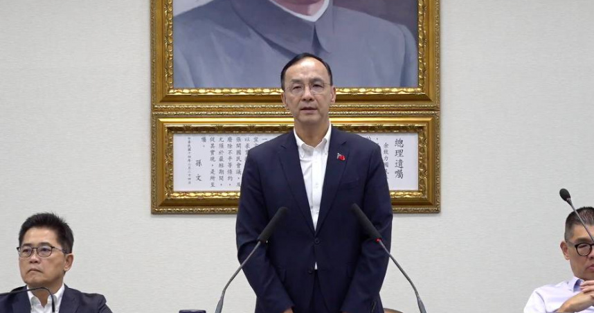 國民黨主席朱立倫今（9）日在國民黨中常會上表示，國民黨的立場很清楚，只要求增加普發現金這一項，大家各退一步，從930億增加為3200億，這才是真正能夠刺激景氣、經濟的做法，「各國做得到，我們當然一定要做。」（圖／截自國民黨直播）