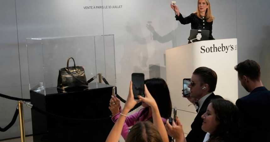 拍賣史上最貴的包，以億元豪宅價成交！愛馬仕（Hermès）為一代女星Jane Birkin打造的原版Birkin包（柏金包），10日在蘇富比以858萬歐元天價成交，以歐元匯率34.24元計，約當新台幣2.93億元。（圖／美聯社）