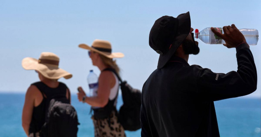 西班牙熱浪來襲，2個月奪1180命。（示意圖／美聯社）