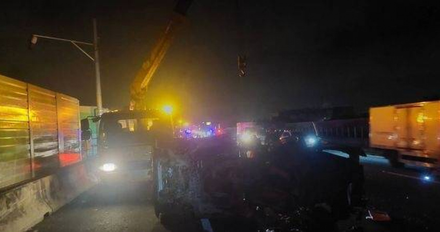 29歲小貨車司機遭62歲李姓男子駕駛的大卡車撞翻，魷魚食材撒滿車道。（圖／翻攝畫面）