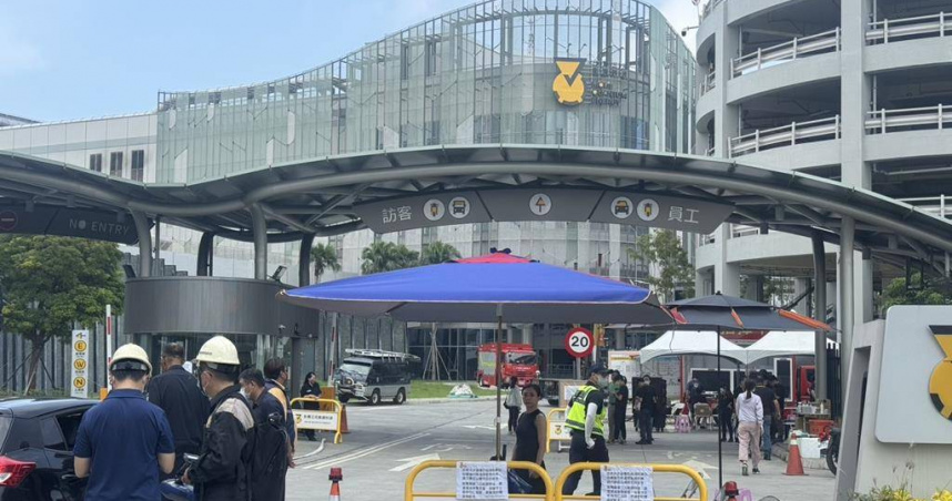 三元能源發生火警，消防於17日仍在現場射水戒備。（圖／報系資料照）