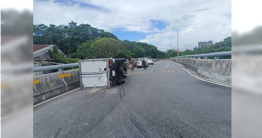 城林橋今下午發生翻車意外，駕駛無照上路全身傷送醫。（圖／翻攝畫面）