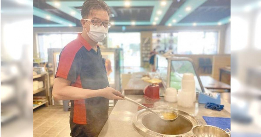 鴻品牛肉湯市政府店上周甫獲「500碗」肯定,但業者不堪長期缺工,23日晚間於店門口貼出「盤讓」。(圖/報系資料照)