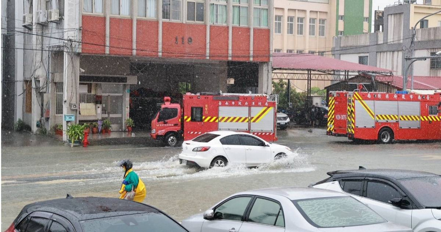 中南部28日出現強降雨，台南多地淹水。（圖／翻攝黃偉哲臉書）