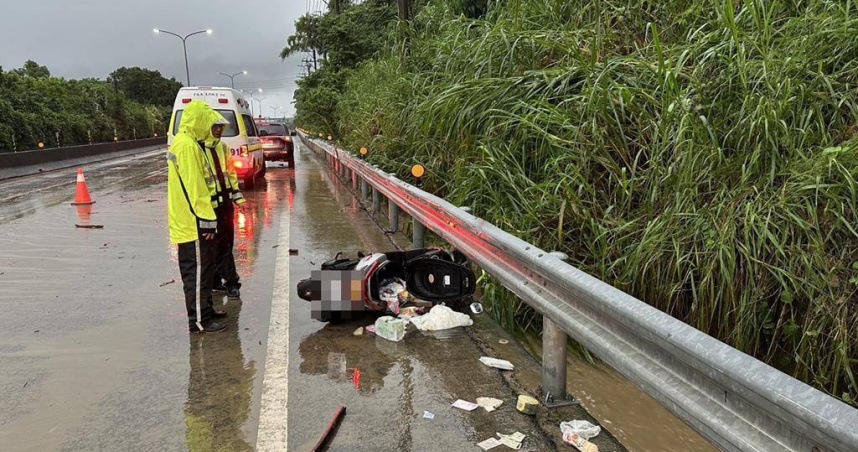 台29線73.7公里處高雄市旗山路段，昨（2）日清晨有機車騎士自摔後失聯，31小時過後被發現出現在高屏溪出海口，距車禍地點逾45公里，遺體已送往殯儀館進行相驗。（圖／消防局提供）
