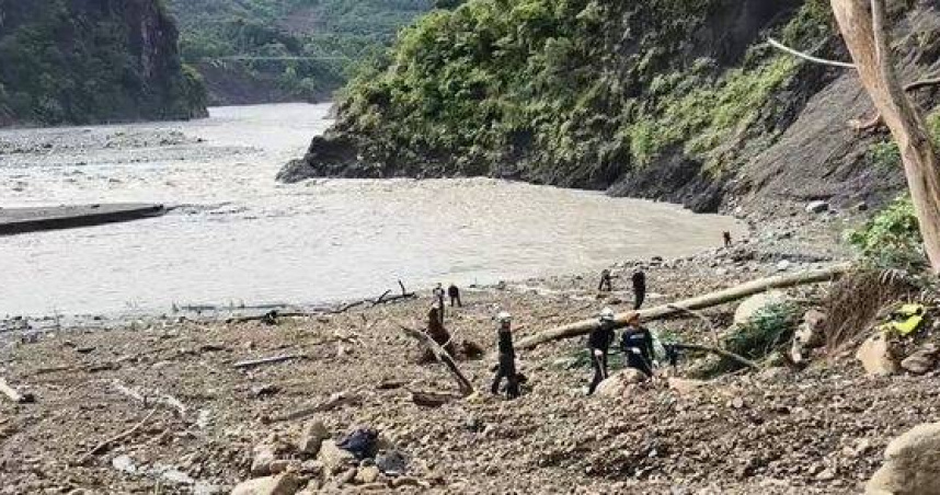 高雄李姓5口車墜谷搜救8天，驚見衣物疑似失聯者蹤跡。（圖／翻攝畫面）