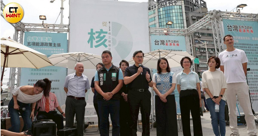 童子賢出席台灣民眾黨台北市黨部舉辦「從核說起：𝟴𝟮𝟯核三延役公投特展」（圖／劉耿豪攝）