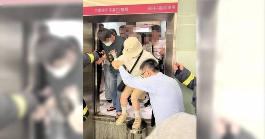 台中大遠百電梯突卡19人消防急搶救脫困。（圖 ／翻攝畫面）