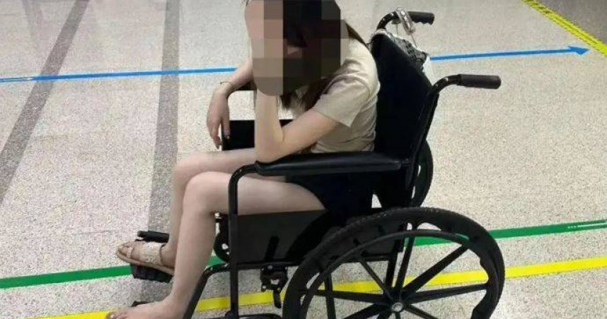 馬姓女子日前投訴，自己在蘇州太湖萬麗酒店餐廳用餐時，竟遭蜈蚣咬傷腳趾。（圖／翻攝自極目新聞）