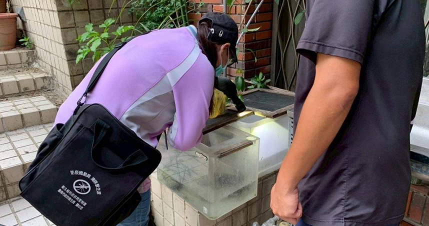 台南市登革熱防治中心針對個案居住地進行緊急噴霧罐防治、環境孳生源清除及病蚊媒密度調查。（圖／衛生局提供／曹婷婷台南傳真）