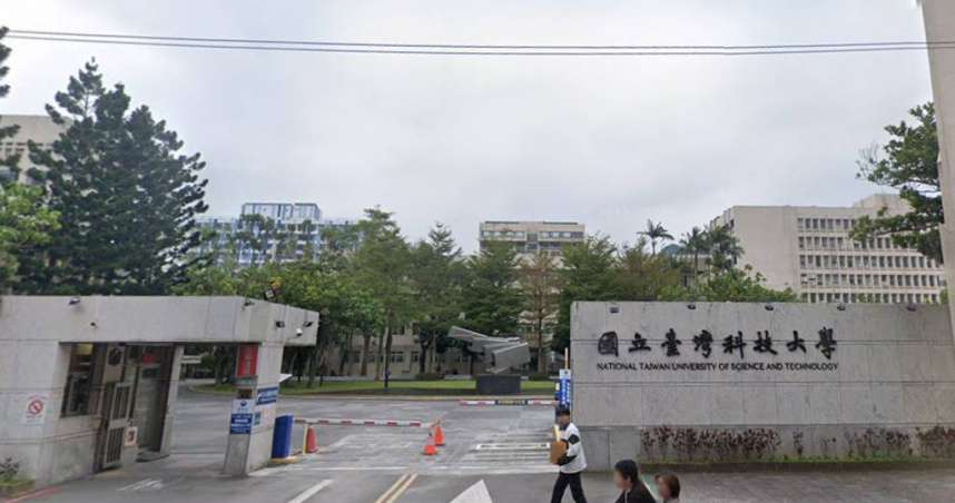 台科大疑似雷射切割作業引燃雜物，建築梯間冒出黑煙，消防人員趕抵現場撲滅火勢。（圖／翻攝自GoogleMaps）