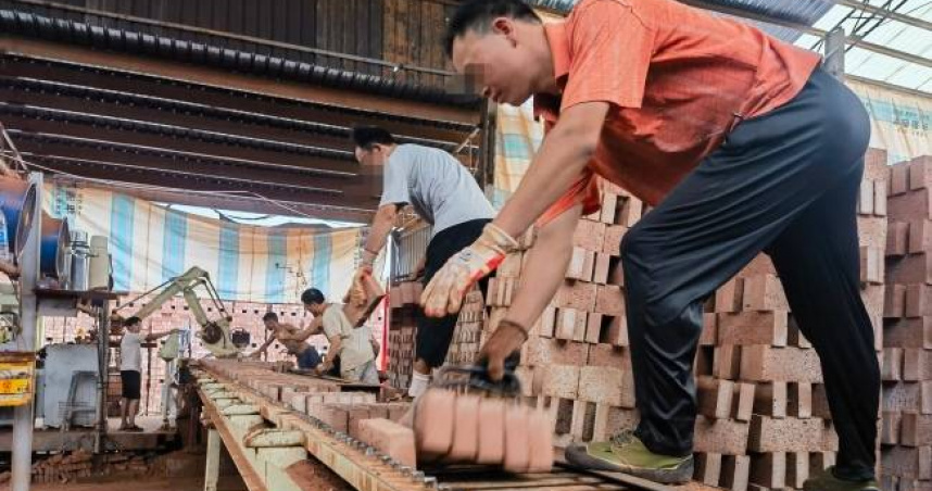 湖南一磚廠被發現壓榨智能障礙員工。（圖／翻攝自新京報）