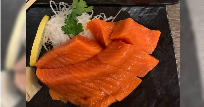 妹子吃到飽剩10片鮭魚，遭店家索賠450元。（示意圖／翻攝unsplash）