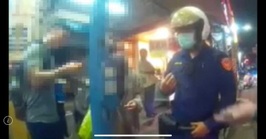 老外不知「搭公車要戴口罩」與司機口角 警流利英文解尷尬