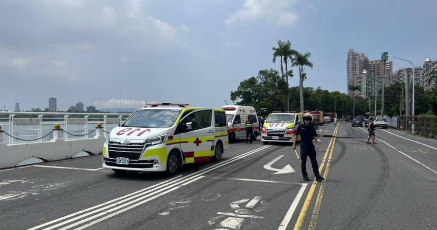 高雄仁武區文前路21日上午1輛自小貨車過彎失控，擦撞對向機車，造成2人死亡、1人受傷。（圖／高雄市警方提供）