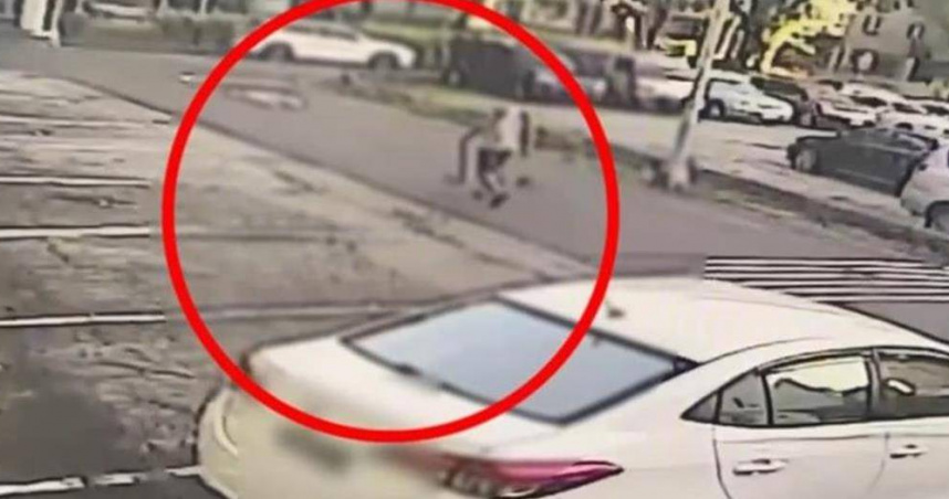 高雄羅姓男子遭槍手近距離連開16槍斃命。（圖／翻攝畫面）