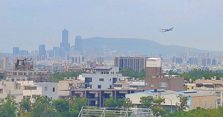 高雄小港機場「噪音補助金」即將發放，範圍包括住在小港、前鎮、旗津區居民，但近日有住鳳山區過埤里的民眾反映，過埤里在鳳山與小港交界處，飽受飛機噪音困擾，卻領不到補助金，很不合理，盼相關單位重新安排噪音檢測。（圖／中國時報任義宇攝）