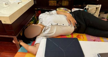 勞發署A科長2023年10月到女同事住處喝酒到凌晨，返家後立刻醉倒在地，這才讓他的詭異行跡曝光。（圖／讀者提供）