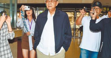 台北地院審理京華城及柯文哲被控侵占政治獻金案，年代集團創辦人邱復生23日出庭作證。（圖／中國時報鄧博仁攝）