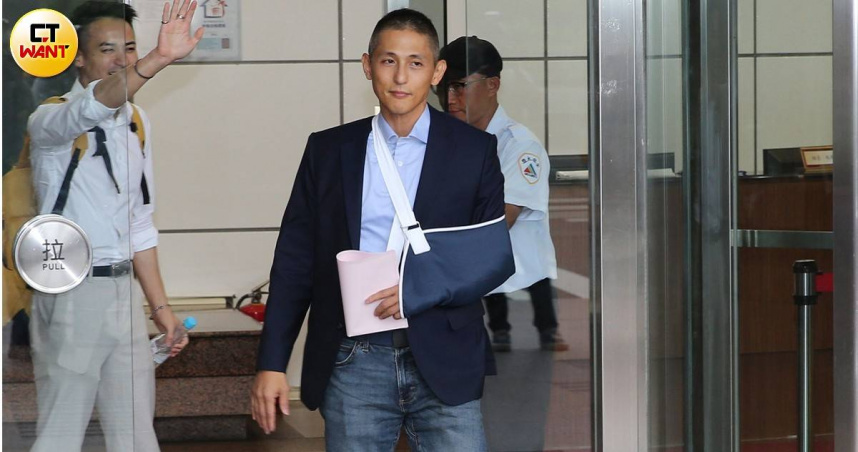 壯闊台灣聯盟創辦人吳怡農31日遞交參選意願表，因肩關節唇撕裂兩周前動手術，左手還裹著石膏。（圖／周志龍攝）