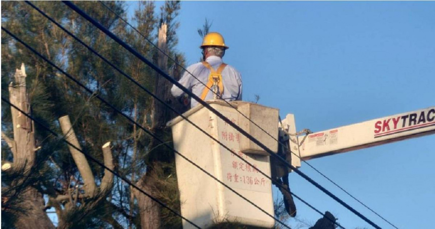 台電金門區營業處備戰「鳳凰」颱風來襲，已動員所屬加強各項檢修及防颱措施。（圖／台電公司）