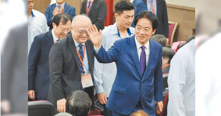 明年度健保總額將達到9883億元，政府再投入199億元公務預算，實質規模預計可達1兆82億元，創下歷年新高。圖為賴清德總統（右）8日出席「台灣醫學週」開幕活動。（圖／中國時報姚志平攝）