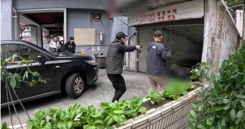 刑大會同霹靂小組進行攻堅，趁犯嫌離開之際將其逮捕。（圖／翻攝畫面）