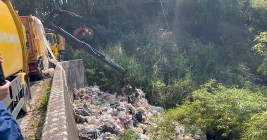 高雄月世界遭狂倒數百噸廢棄物，里長父子竟是幕後大Boss。（圖 ／翻攝畫面）