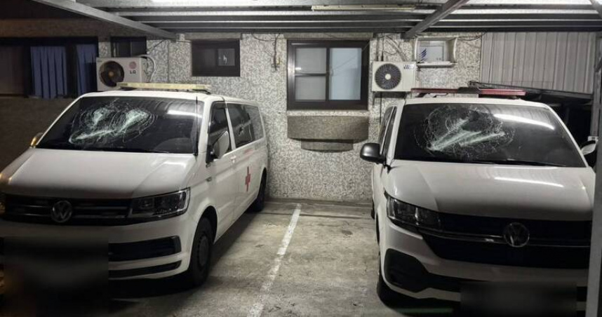 兩名男子騎機車闖入恆春旅遊醫院停車場，持球棒猛砸救護車。（圖／翻攝畫面）