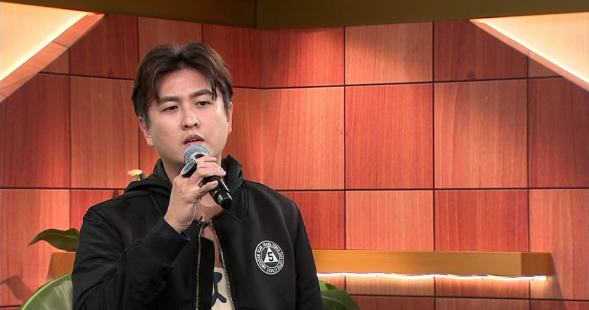 黃靖倫在節目中再度演唱〈愛如潮水〉，坦言張信哲一直是自己的偶像。（圖／年代提供）