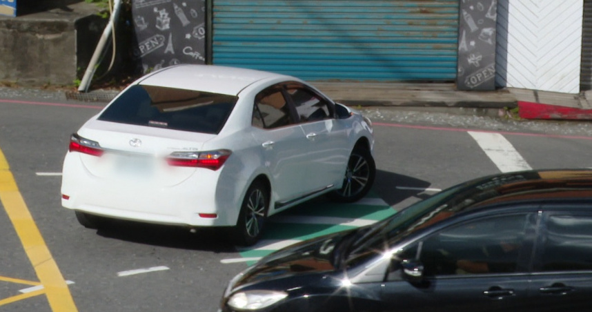 在九份的102縣道上，有一處路口竟然藏有超複雜的陷阱。（圖／東森新聞）