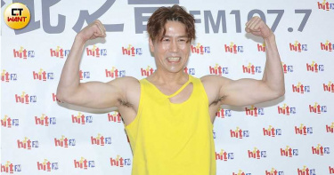 51歲羅時豐大展好漢草 自爆靠床上運動練就大肌肌