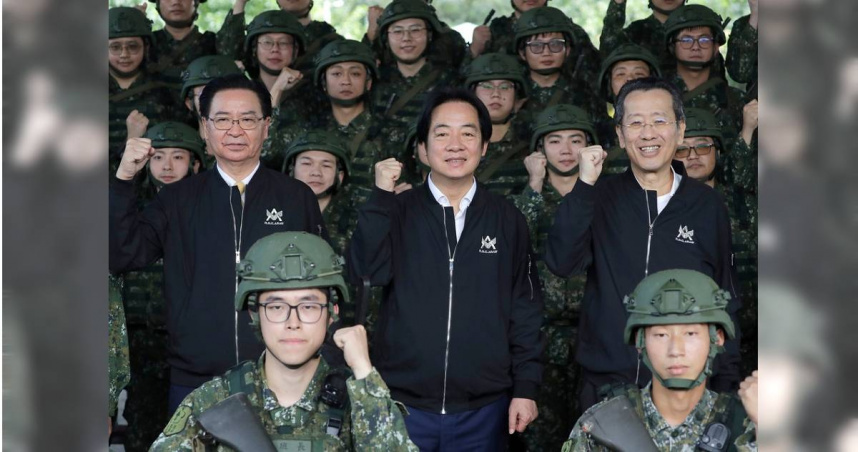 總統賴清德（中）12月2日在宜​​蘭縣視察參加預備役軍人訓練的人員。（圖／達志／美聯社）