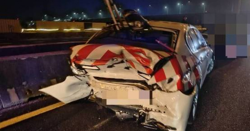 凌晨驚魂！國道警車執勤遭追撞　車尾全毀畫面曝光
