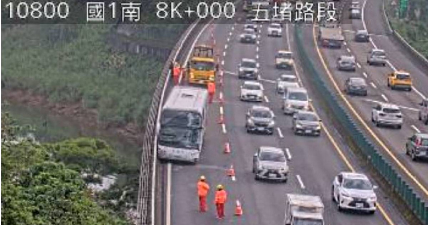 國1南下五堵段4車連環撞車禍！6人受傷送醫　回堵7公里