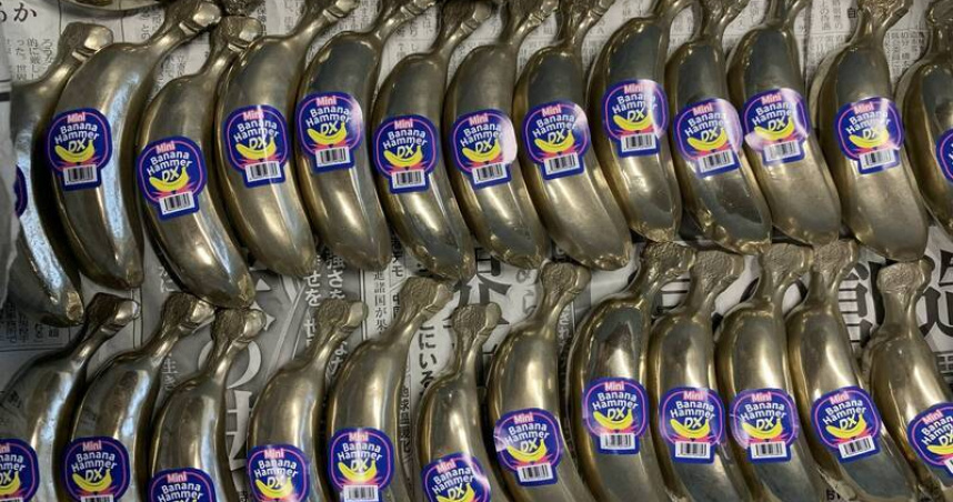 外型酷似香蕉的「鋼鐵香蕉」實為一體成形的金屬鐵鎚，因造型特殊深受台灣網友喜愛。（圖／翻攝自X，@IRON_IKEDA）