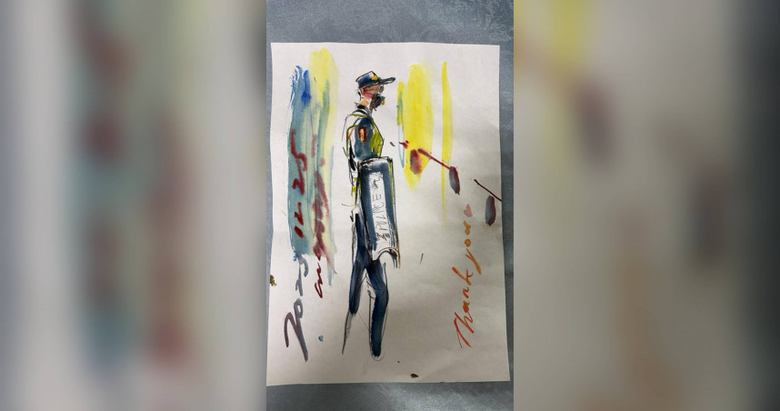 有民眾將員警執勤神態畫下，送給警方，成為警方冬日裡最暖支持。（圖／翻攝畫面）