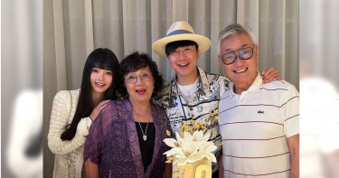 林俊傑在社群平台發文為母親慶祝70歲生日，林母身旁的一名年輕女子，正是Annalisa，等同兩人公開認愛。（圖／翻攝自林俊傑FB）