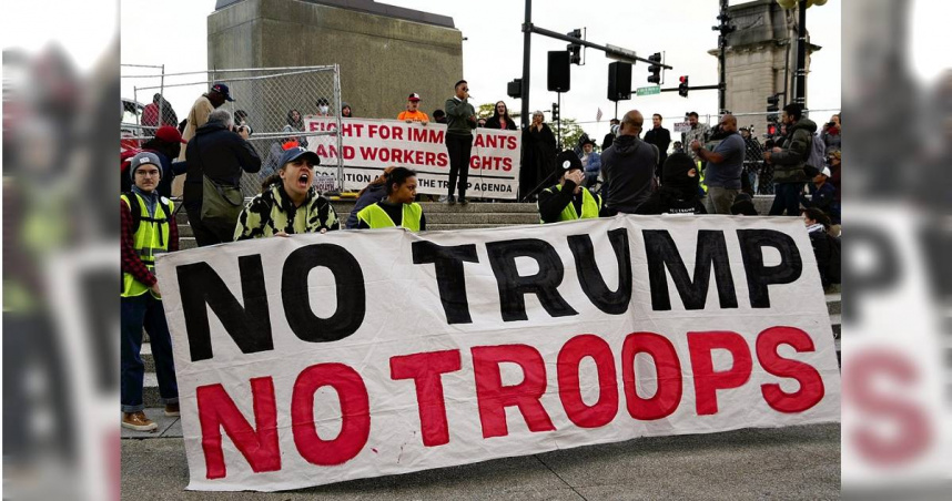 圖為去年10月在芝加哥爆發的反國民兵部署示威遊行。（圖／達志／美聯社）