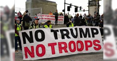 圖為去年10月在芝加哥爆發的反國民兵部署示威遊行。（圖／達志／美聯社）