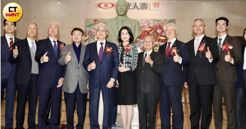台新新光金控董事長吳東亮、夫人彭雪芬及經營團隊等，與新光人壽創辦人吳火獅銅像合影紀念。（圖／方萬民攝）