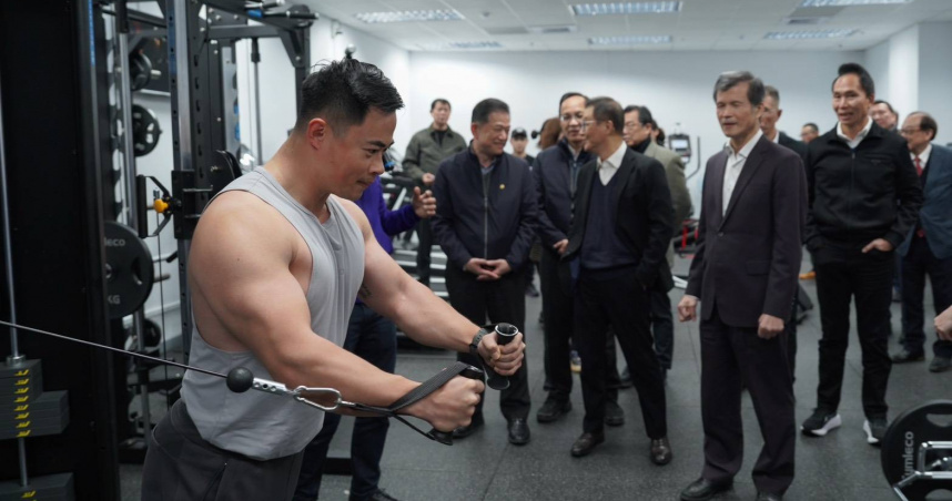 北市警友會捐贈台北市警局訓練運動器材，強化健身中心功能。（圖／翻攝畫面）