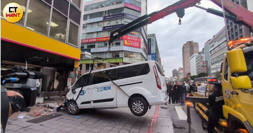 三立新聞台採訪車日前發生車禍，卻遭有心人士冒用媒體名義散布不實訊息，目前三立已向警方報案處理。（圖／林冠吟攝）