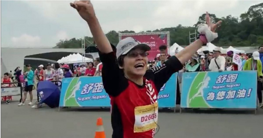 高金枝可能接掌司法院秘書長，法界對她評價不一，圖為高金枝跑馬拉松抵達終點。（圖／翻攝司法院網路影音文宣畫面）